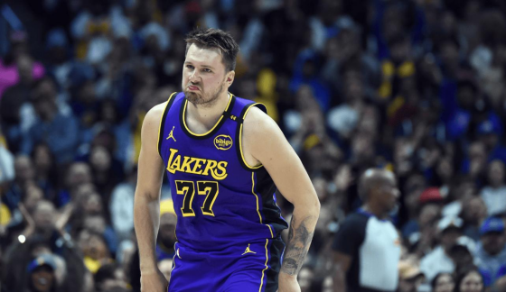 东契奇连续十场比赛得分超过挺进下一轮，湖人挑战极限！的简单介绍